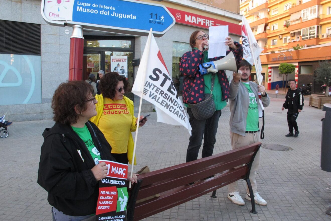 Marta Benavent, de STEPV, y Carmen Soria, de CCOO, durante la concentración de la comunidad educativa en Dénia por la huelga del 31 de marzo