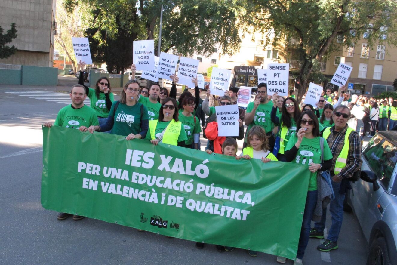 Concentración de la comunidad educativa de la Marina Alta en Denia por la educación pública