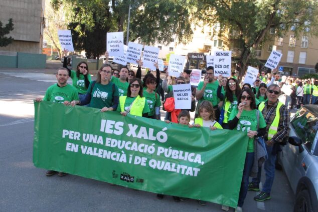 Manifestantes con camisetas verdes y pancartas durante una concentración por la educación pública en Denia, destacando una del IES Xaló.