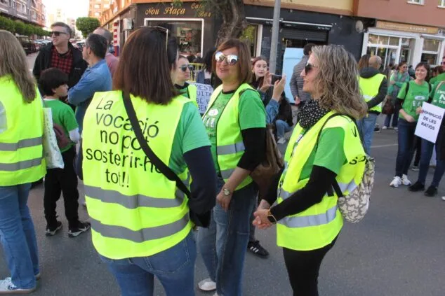 Docentes con chalecos reivindicativos conversan durante la concentración por la huelga educativa en la Plaza Jaume I de Dénia.