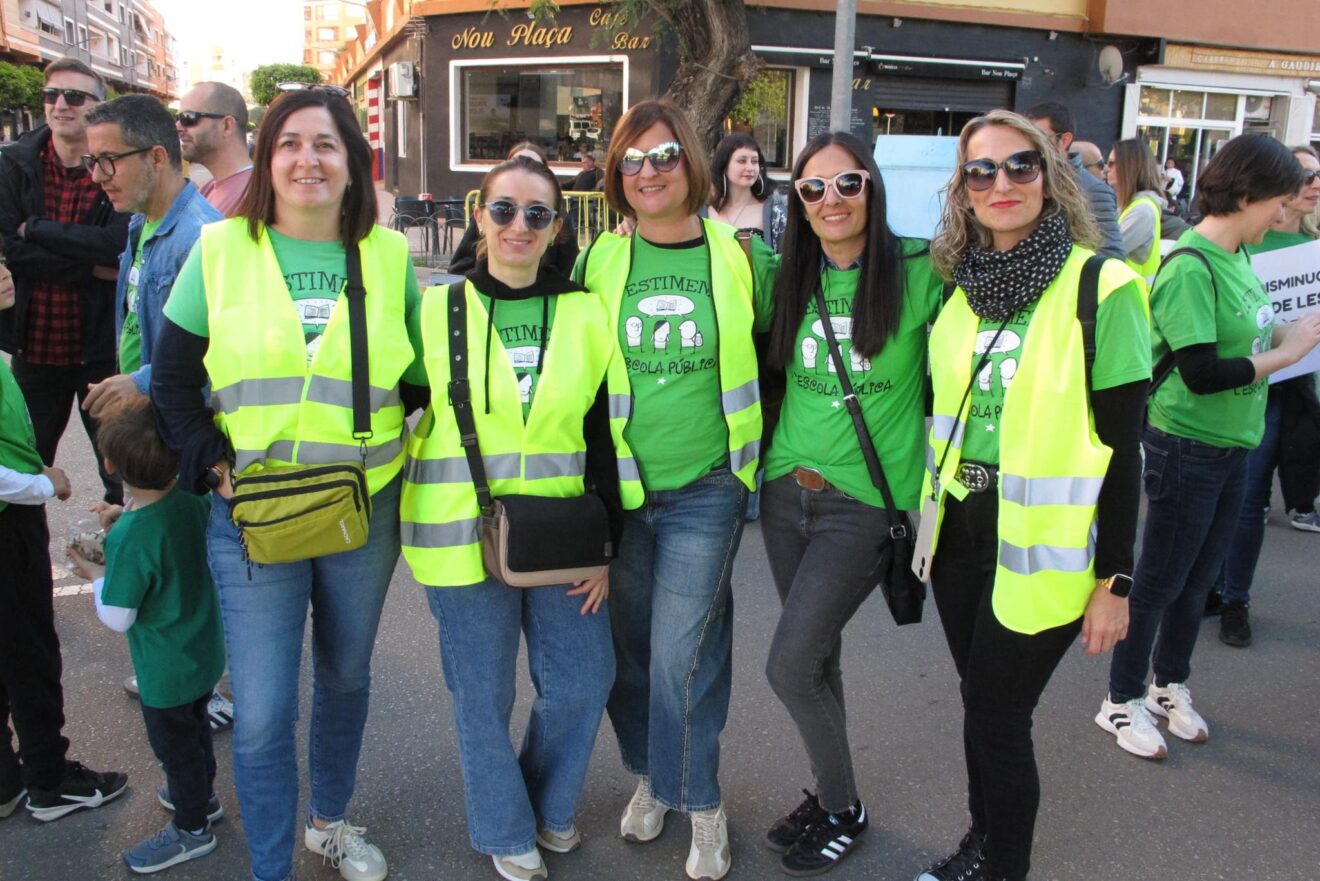 Participantes en la concentración por la educación pública en Dénia