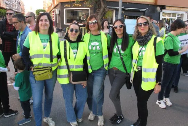Docentes con chalecos amarillos y camisetas verdes por la escuela pública en la concentración de Denia.