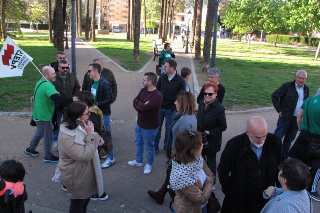 Concentración de docentes y personal educativo en la Plaza Jaume I de Dénia con bandera del sindicato STEPV.