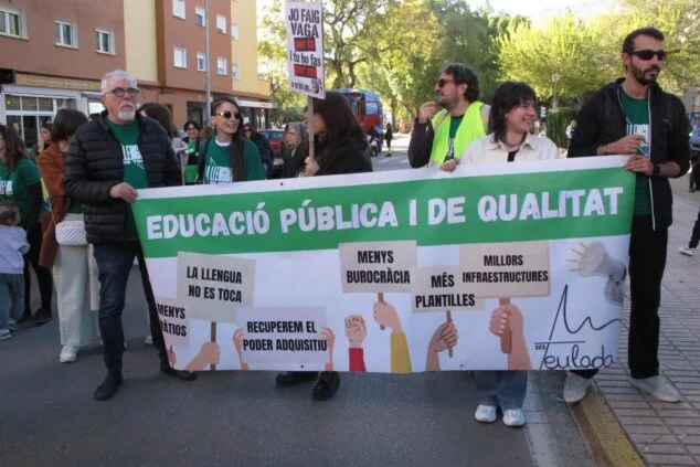 Manifestantes sostienen una pancarta por la educación pública y de calidad con diversas reivindicaciones en la Marina Alta.