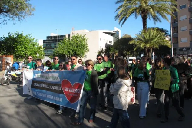 Manifestantes con pancartas por la educación pública y en valenciano durante una concentración en la Plaza Jaume I de Dénia.