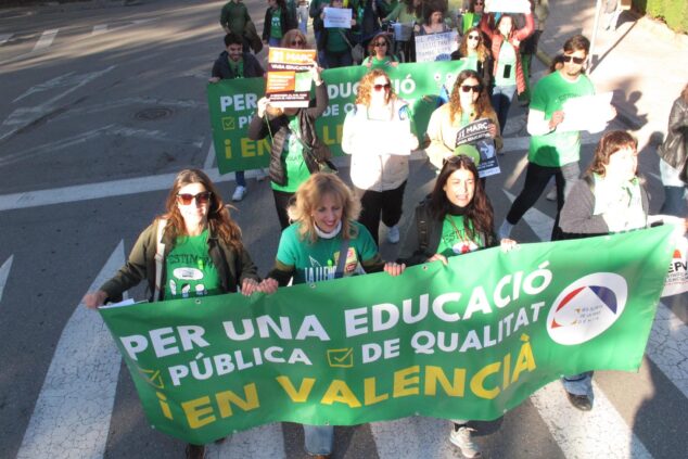 Manifestantes sostienen una pancarta por la educación pública en valenciano durante una protesta en Dénia.