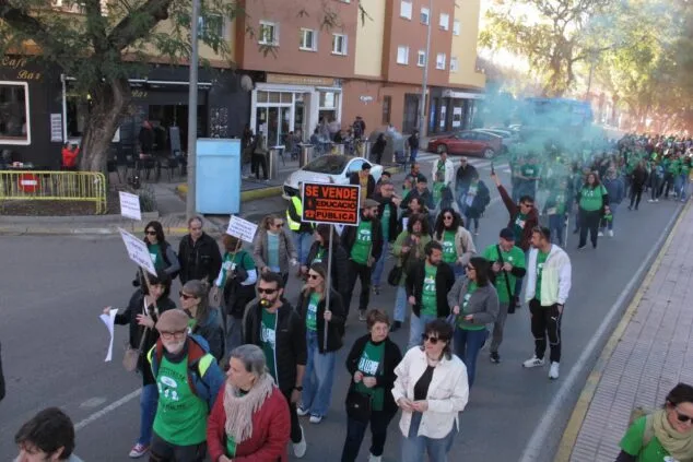 Imagen: Manifestantes marchan en Dénia con pancartas y humo verde por la educación pública.