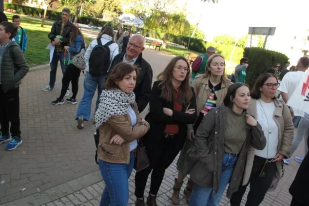 Grupo de profesores y personal educativo reunidos en la Plaza Jaume I de Dénia durante una protesta por la educación pública.