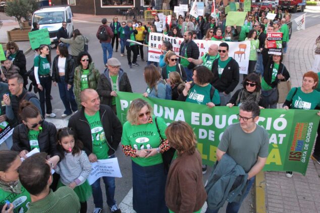 Manifestantes con camisetas verdes y pancartas a favor de la educación pública concentrados en una plaza de Dénia.