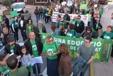 Concentración de la comunidad educativa en Dénia por la huelga
