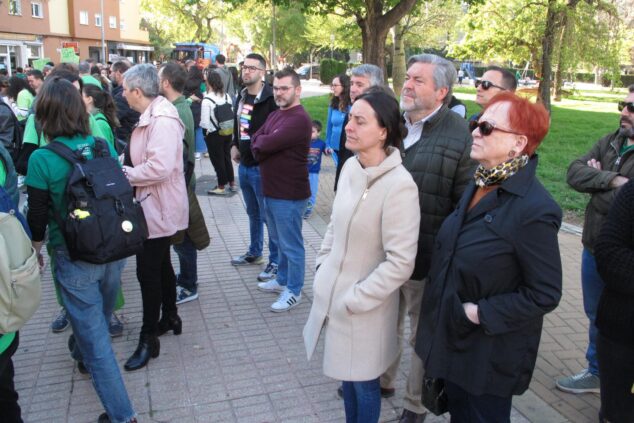 Grupo de docentes y familias concentrados en la Plaza Jaume I de Dénia durante la huelga educativa.