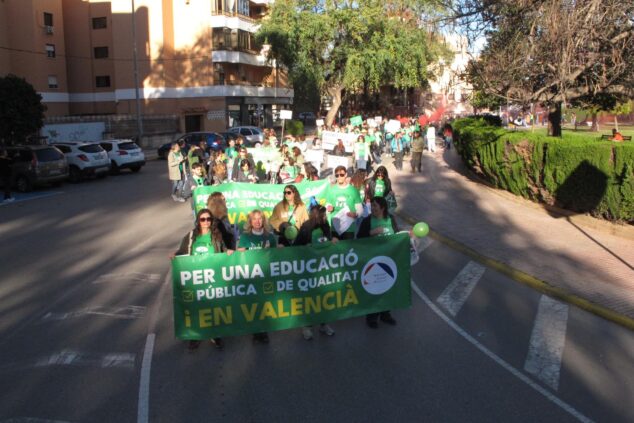 Manifestantes marchan en Dénia tras una pancarta verde que reclama una educación pública de calidad y en valenciano.