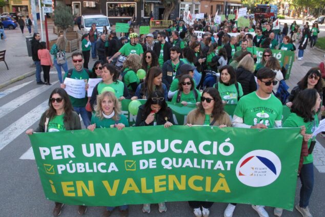 Manifestación en Dénia con pancarta verde por la educación pública de calidad y en valenciano