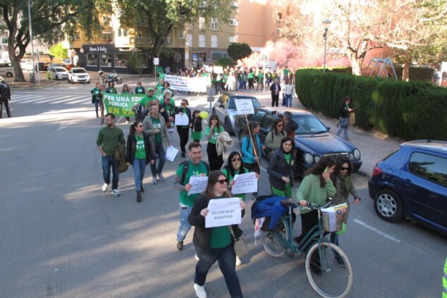 Manifestantes de la comunidad educativa marchan en Denia con pancartas por la escuela pública y en valenciano.