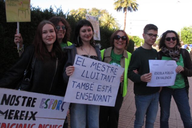 Grupo de manifestantes con pancartas en valenciano durante una huelga educativa en Dénia.