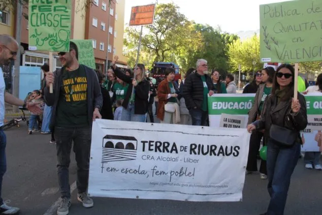 Manifestantes marchan con pancartas a favor de la educación pública y en valenciano, incluyendo una del CRA Terra de Riuraus, durante una protesta en la Marina Alta.