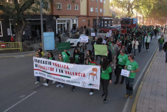 Manifestación de la comunidad educativa en Denia con una gran pancarta por la educación pública.