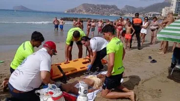 Simulacro de socorrismo en la playa de Calp previo al inicio de temporada