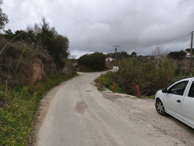 Imagen: Vista de un tramo estrecho del camino viejo de Benissa en Calp, con un coche blanco a un lado, que pasará a ser de sentido único.