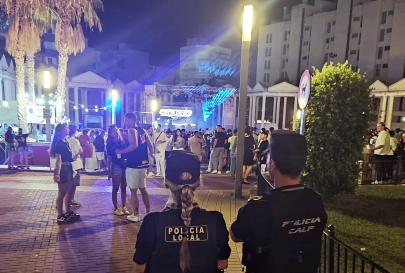 Agentes de la Policía Local de Calp realizan labores de vigilancia en la vía pública para prevenir incidentes y garantizar la seguridad ciudadana