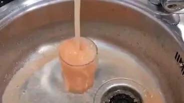 agua marron saliendo del grifo de una vivienda de la vall de laguar