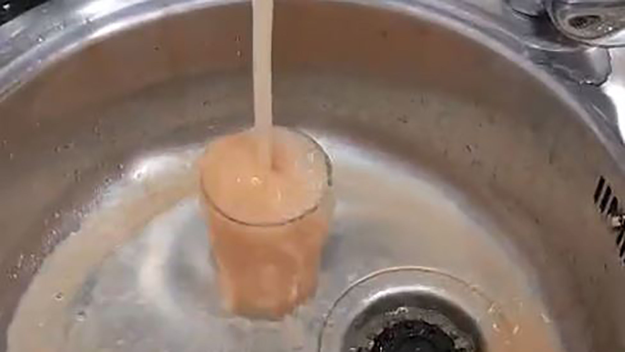 agua marron saliendo del grifo de una vivienda de la vall de laguar