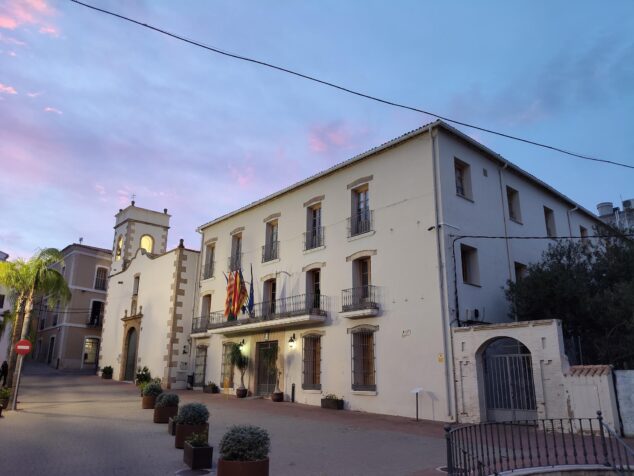 Exterior del edificio del Ayuntamiento de Ondara, institución que gestiona las ayudas económicas.
