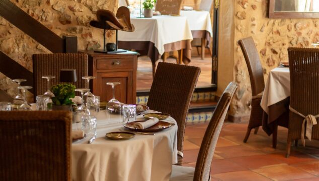 ambiente elegante y acogedor en el comedor de vall de cavall