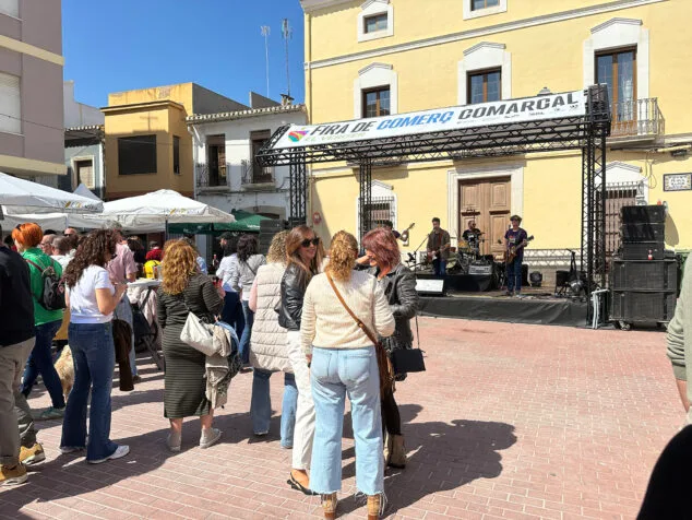 Imagen: Ambiente festivo en la zona gastro de la Fira de Comerç Comarcal del Verger 2026
