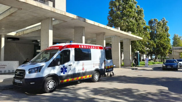 Imagen: Ambulancia en el Hospital de Dénia (archivo)