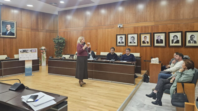 Imagen: Ana Sala, alcaldesa de Calp, en la reunión sobre el Museu de la Festa