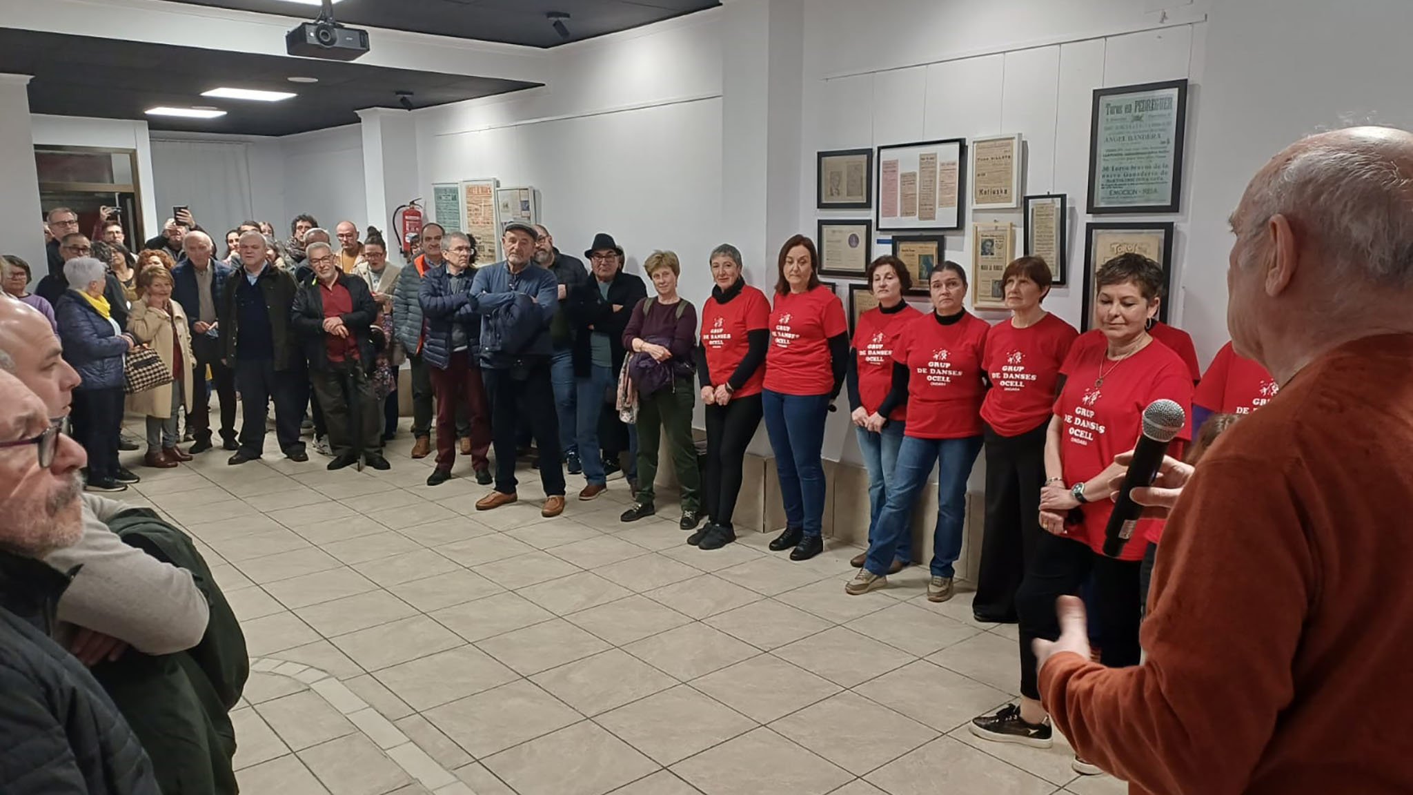 asistentes a la inauguracion de la nueva sede de la associacio cultural ocell dondara