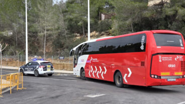 A polícia local escoltará os ônibus escolares do CEIP Oltà até a nova escola. Ônibus que transporta os alunos da escola CEIP Olta em Calp para a nova escola temporária.