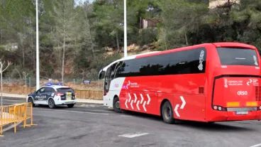 autobus que traslada al alumnado del ceip olta de calp hasta el nuevo colegio provisional
