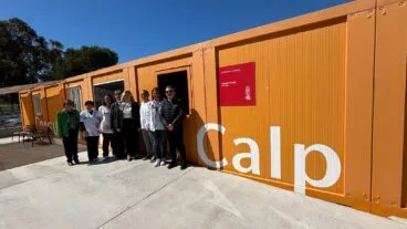autoridades municipales responsables del departamento de salud de denia y personal sanitario frente al consultorio de la fossa de calp