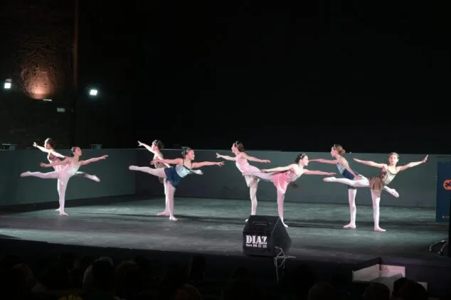 Las bailarinas de Calp y Benitatxell logran múltiples podios en el campeonato solidario Dance in Action 2 bailarinas de calp durante su participacion en el campeonato solidario dance in action 1