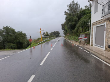 Carretera afectada por acumulación de agua en la Vall de Gallinera con las lluvias
