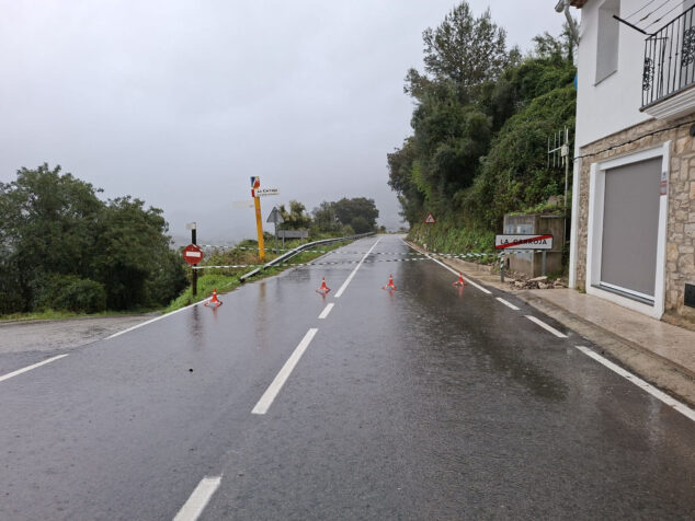 Imagen: Carretera afectada por acumulación de agua en la Vall de Gallinera con las lluvias