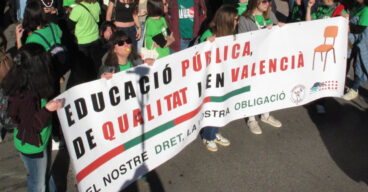 cartel reivindicativo durante la concentracion del profesorado