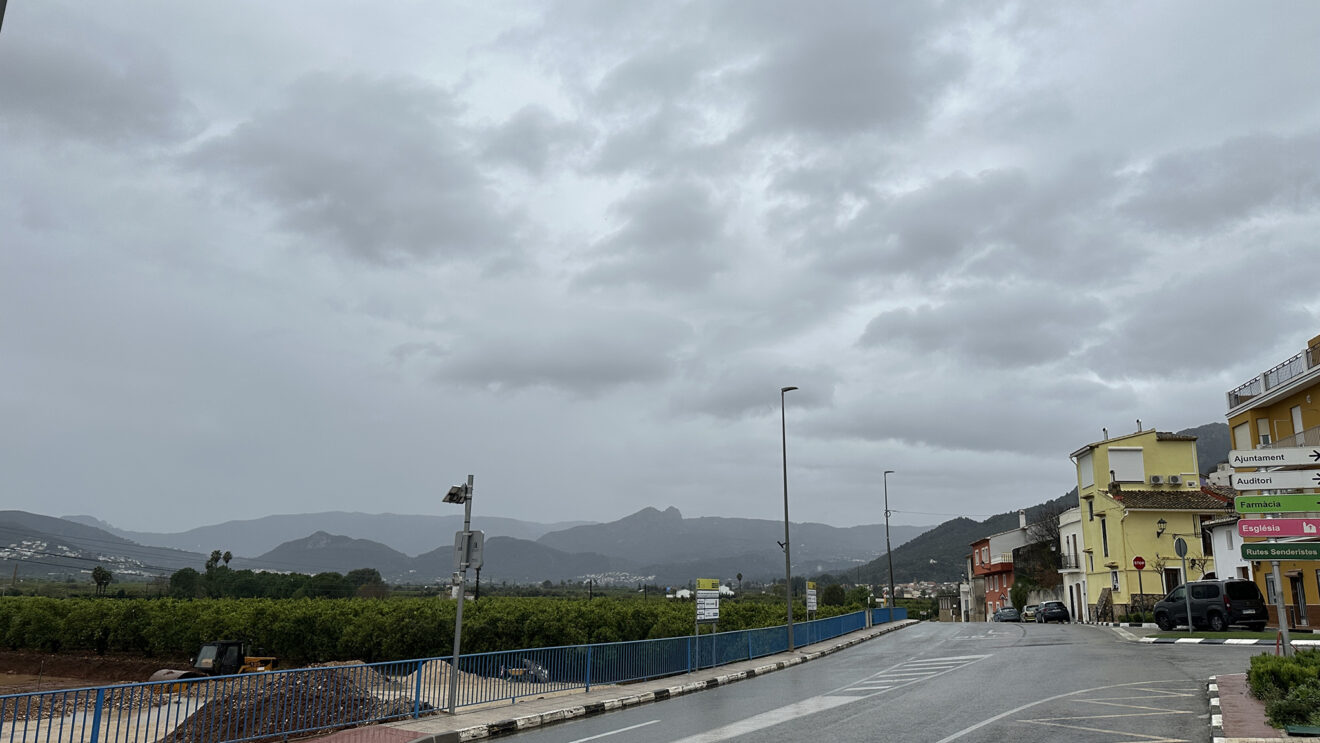 Ciel nuageux à Rafol Dalmunia le jeudi 5 mars 2026