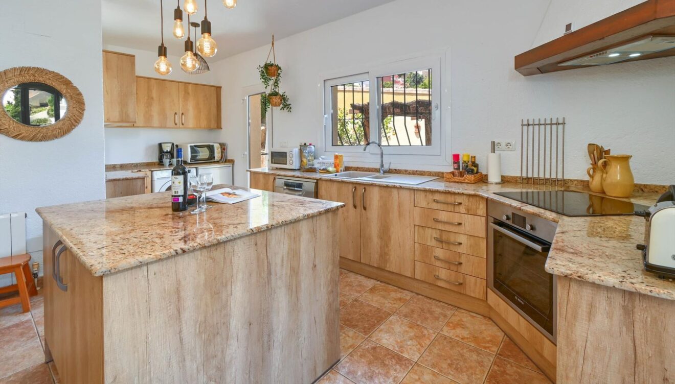 Cocina abierta integrada en la zona de día para mayor comodidad