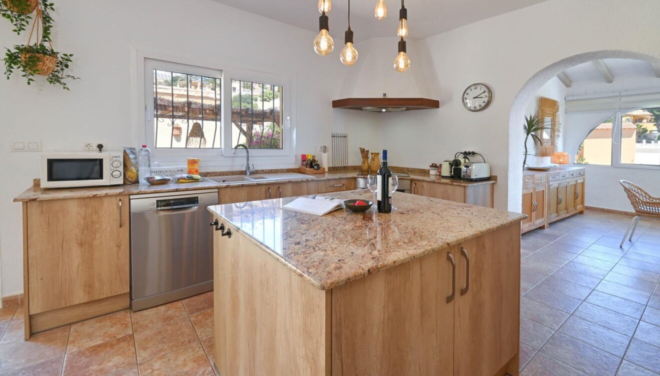 Cocina moderna totalmente equipada con electrodomésticos de alta gama