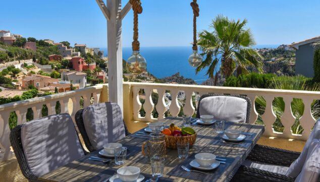 Imagen: Comedor exterior en la terraza pensado para cenas largas de verano