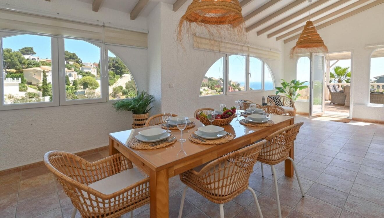 Comedor interior decorado con un estilo cálido y funcional