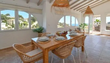 Comedor interior decorado con un estilo cálido y funcional