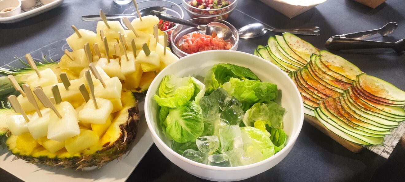 Detalle de la merienda saludable organizada durante la jornada sobre obesidad en el Hospital de Dénia, con opciones de frutas y verduras frescas