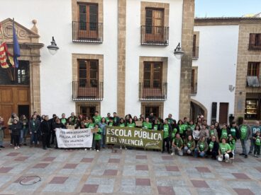 Docentes y familias de Xàbia se concentran para exigir una educación pública digna 4 concentracion de docentes en xabia 1
