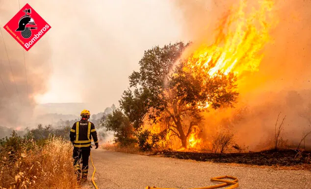 El Consell activa un procedimiento unificado de movilización automática de bomberos en las tres provincias 1 Imagen: Consorcio Provincial de Bomberos de Alicante en el incendio de la Vall d'Ebo de 2022