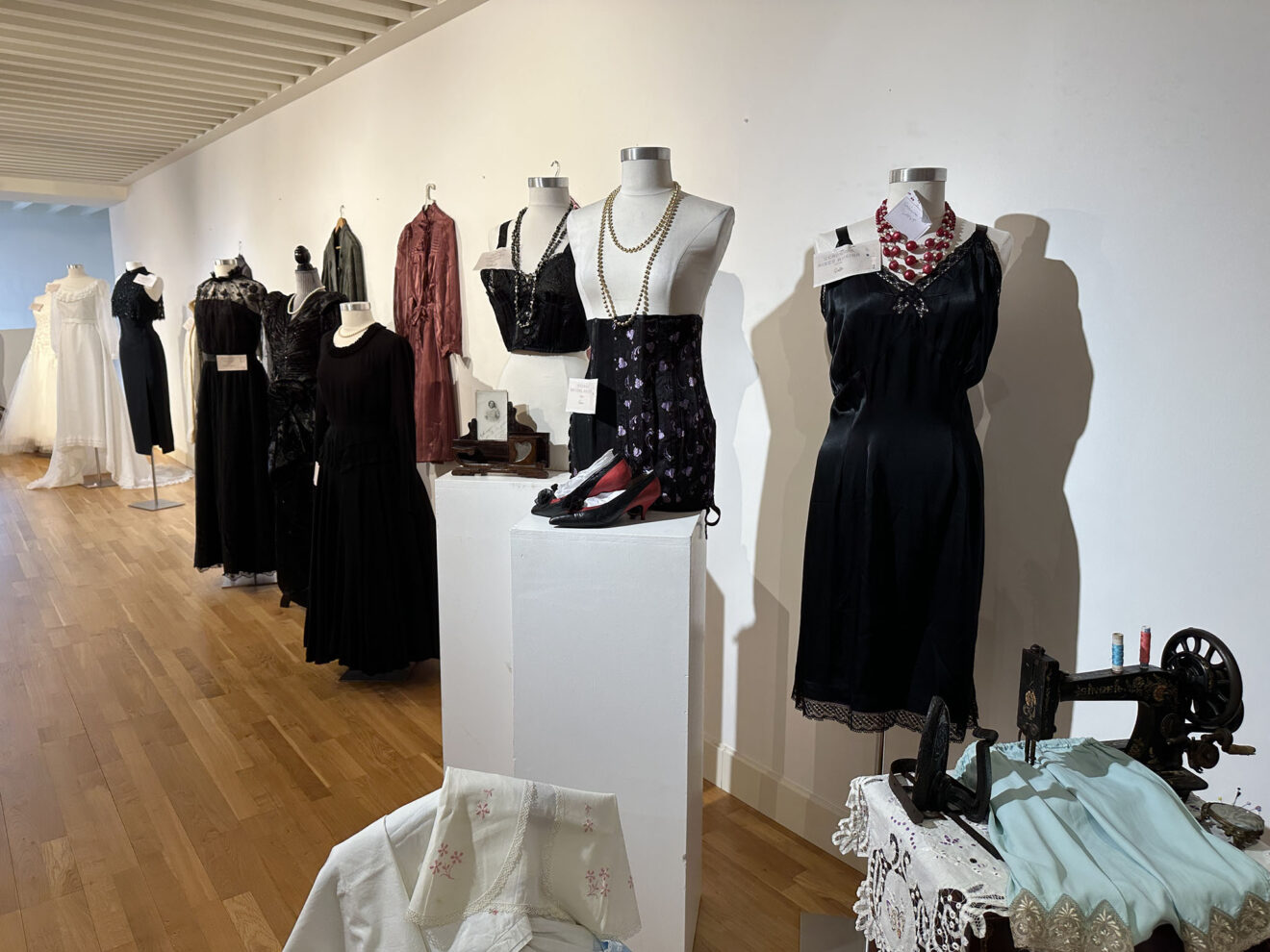 Corsetería y diseños de las modistas de Benissa en la exposición 'Fils de memòria'