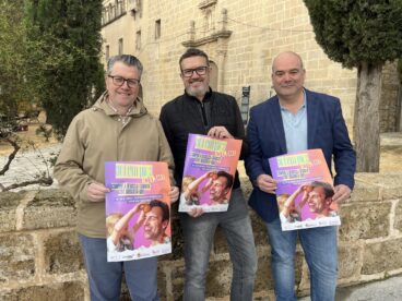 Tres hombres presentan los carteles de la campaña de comercio 'Ací em pica, ací em cou' en Benissa.